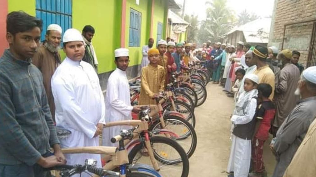 জামাতে নামাজ পড়ে পুরস্কার পেল ১৫ কিশোর